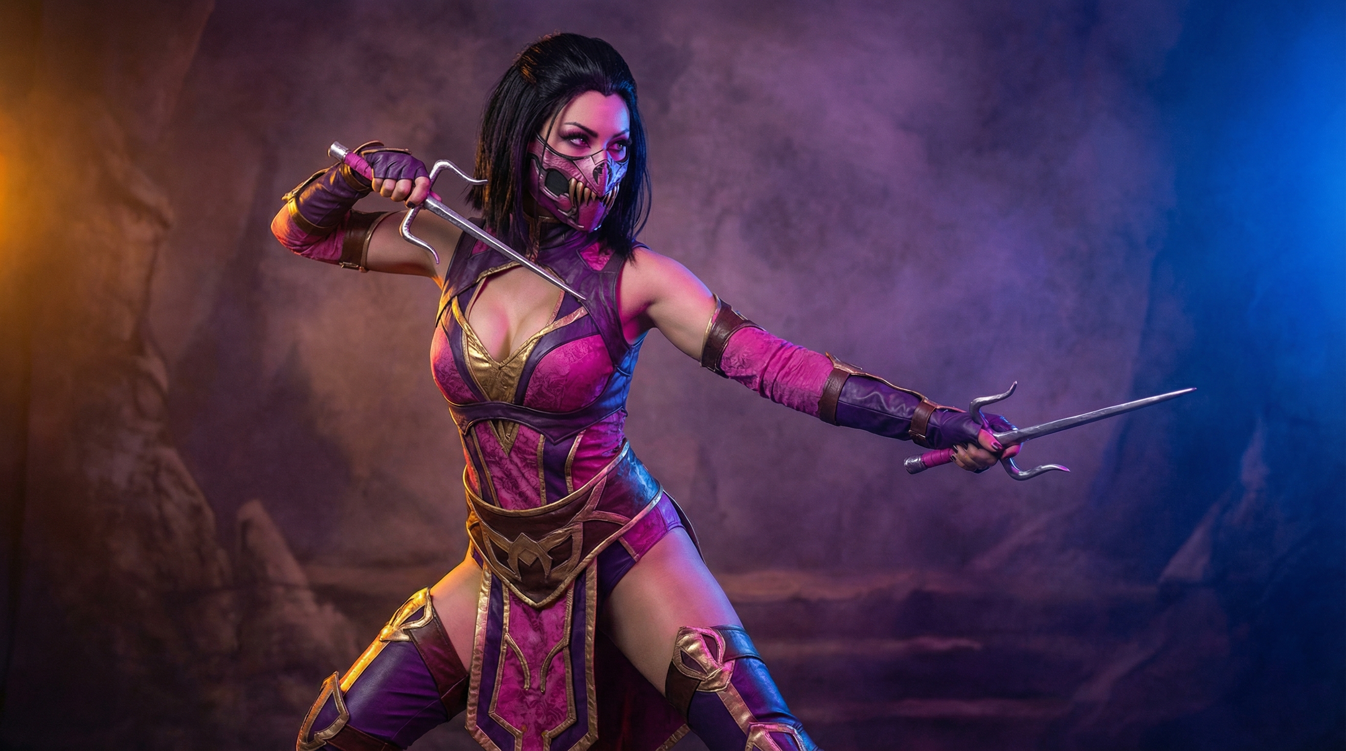 Cosplay détaillé de Mileena de Mortal Kombat 9 avec son masque et ses sais.