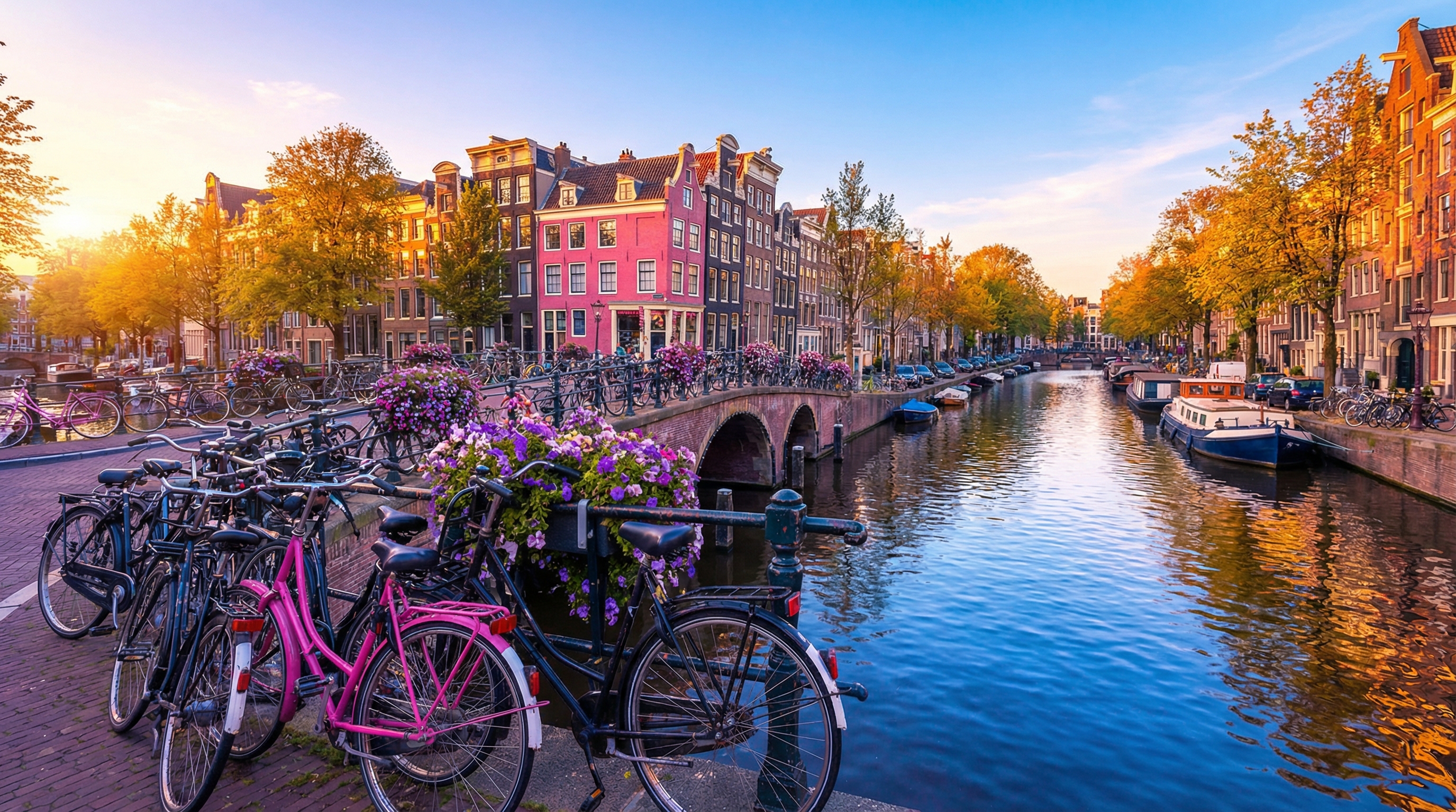 Vélos alignés le long d'un canal pittoresque à Amsterdam