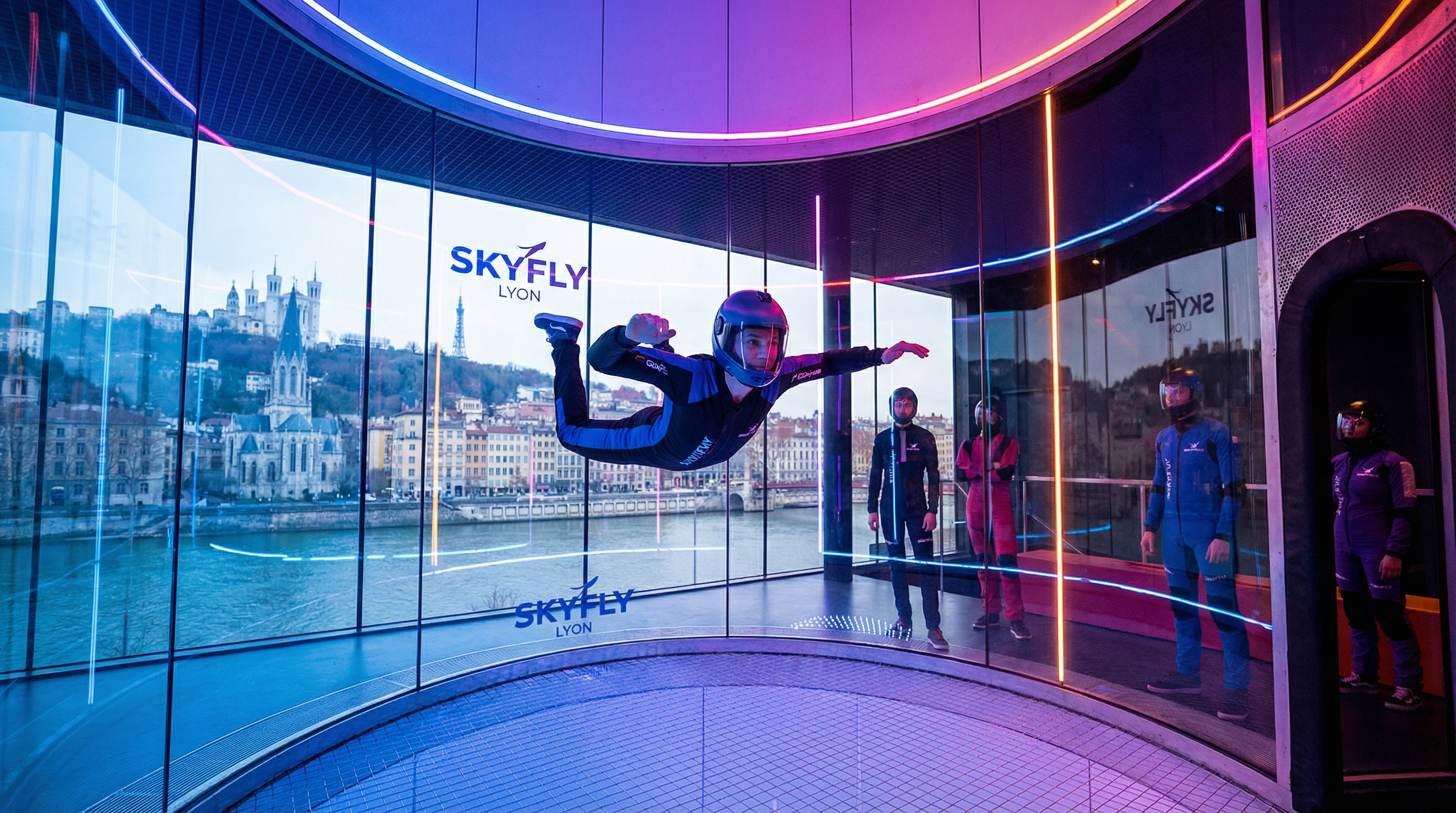 Personne volant dans un simulateur de chute libre indoor à Lyon
